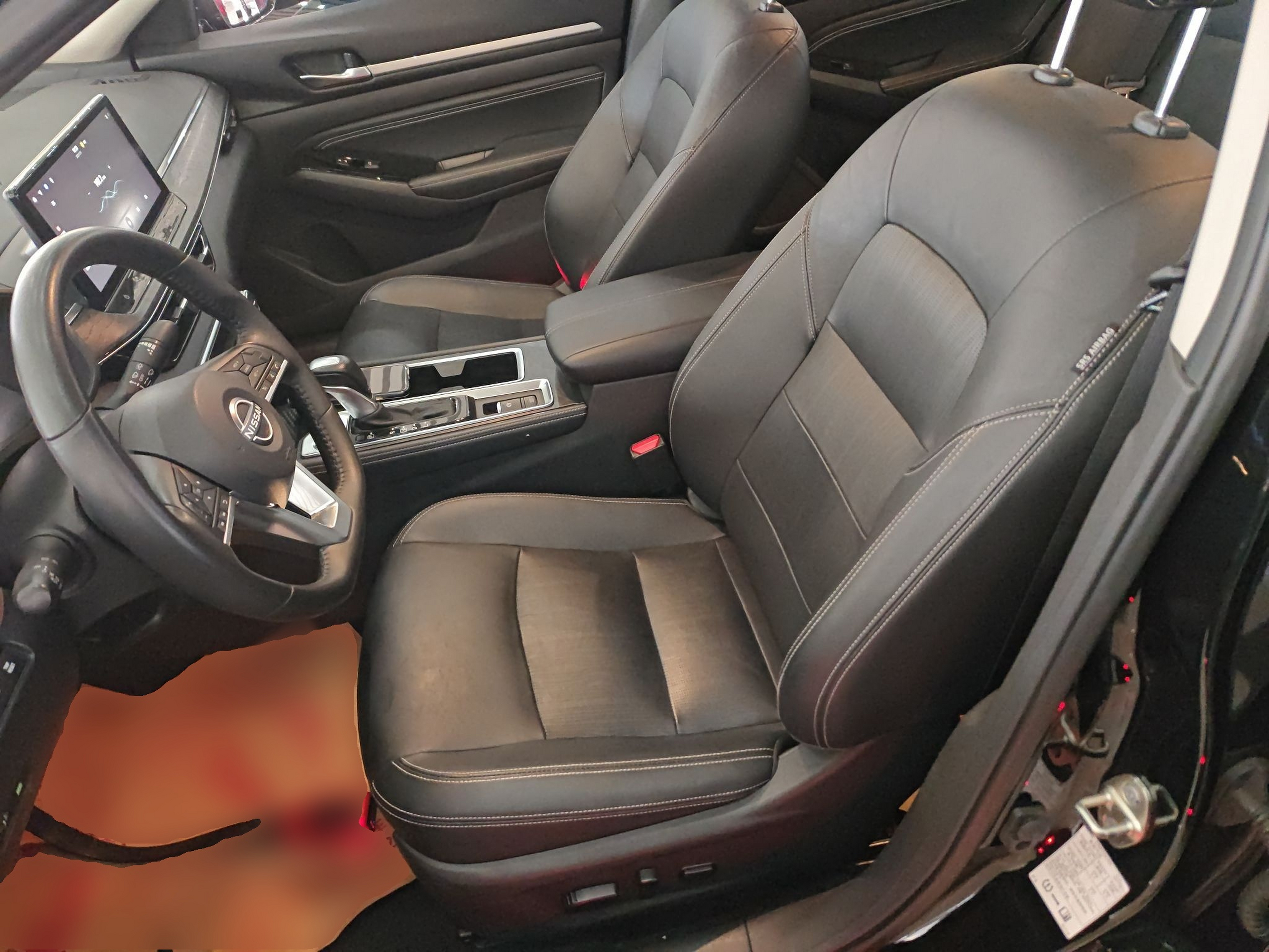 المقاعد الأمامية داخل السيارة