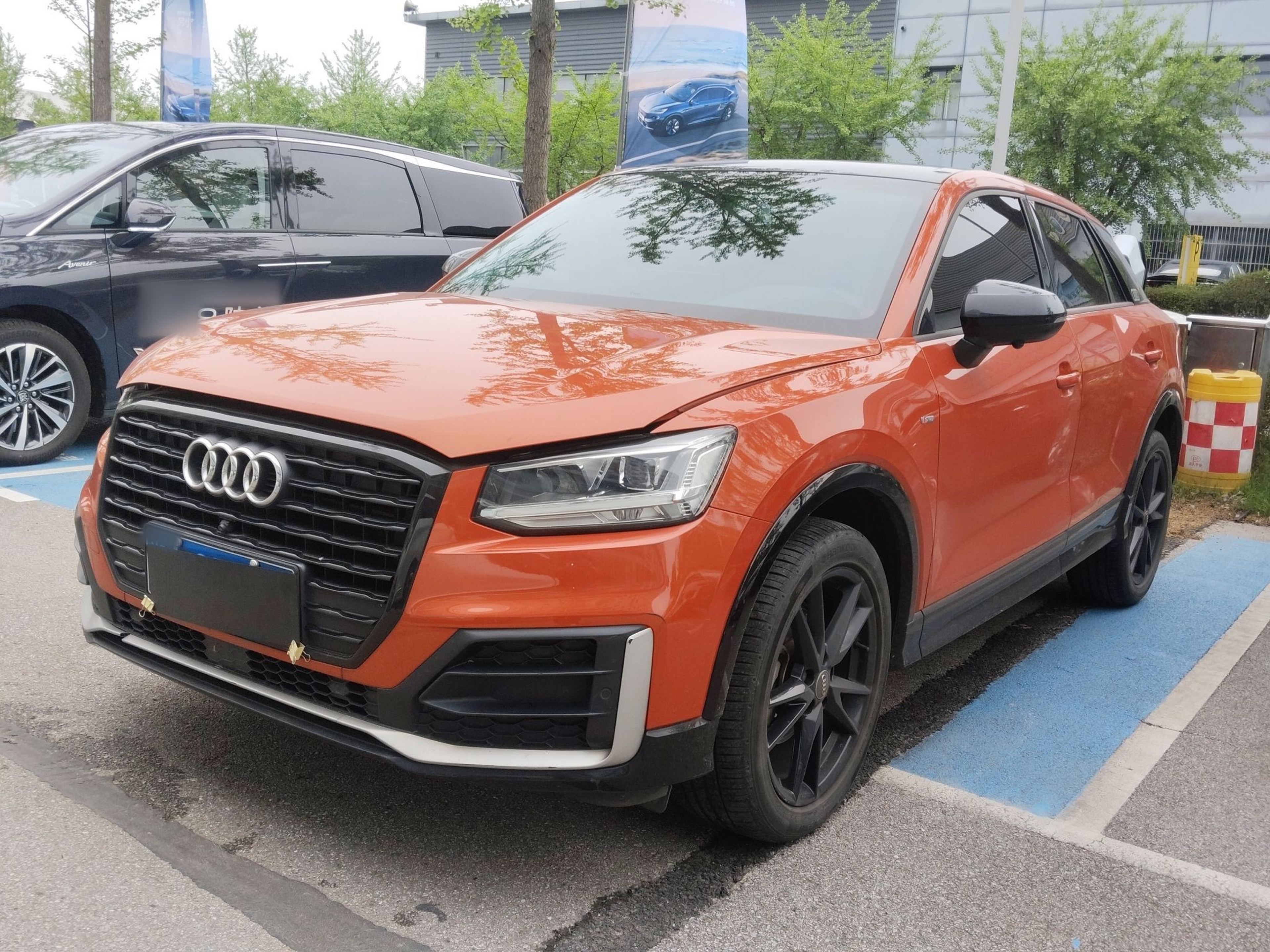 تحت مقدمة السيارة