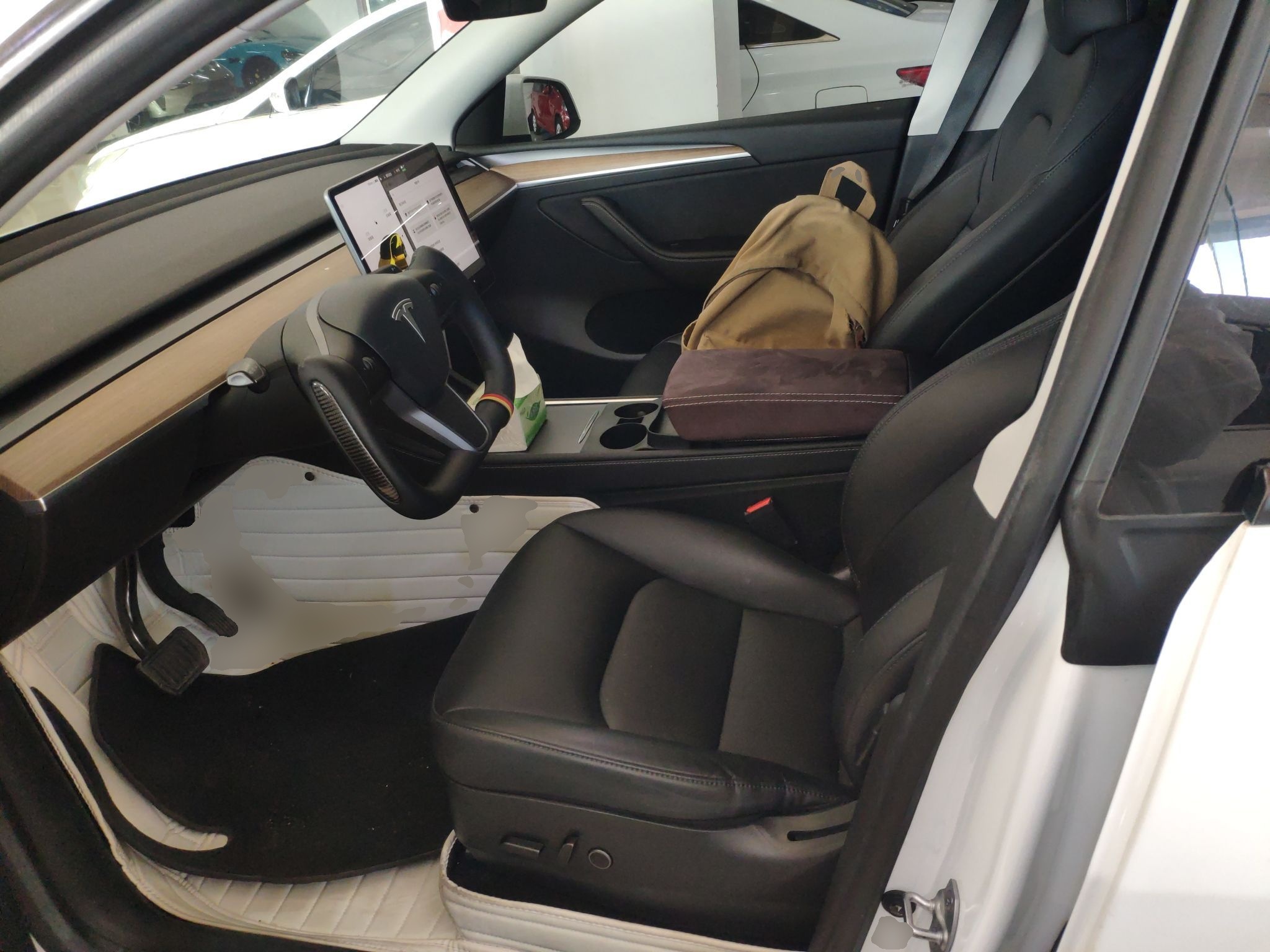 المقاعد الأمامية داخل السيارة