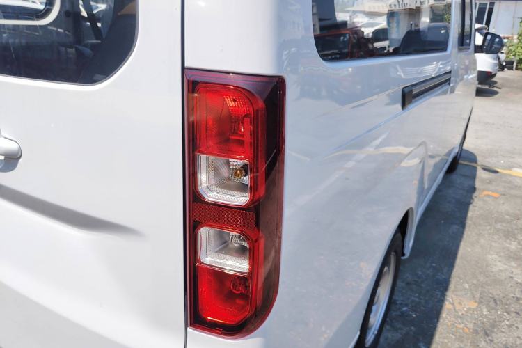 Used Wuling Yangguang 2024 300KM Comfort Version Passenger Van 75kW