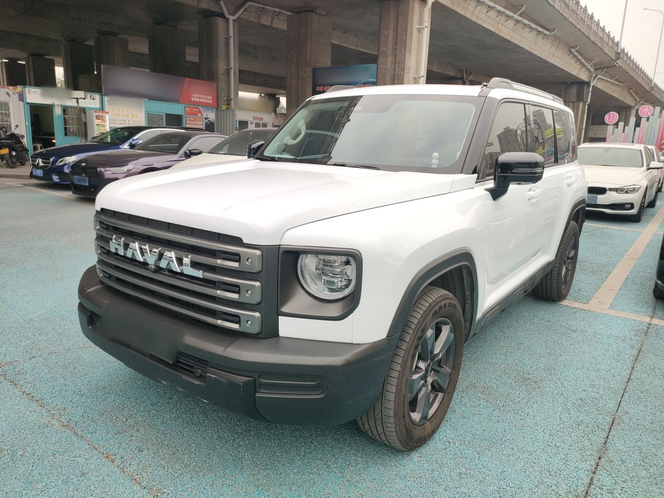 تحت مقدمة السيارة