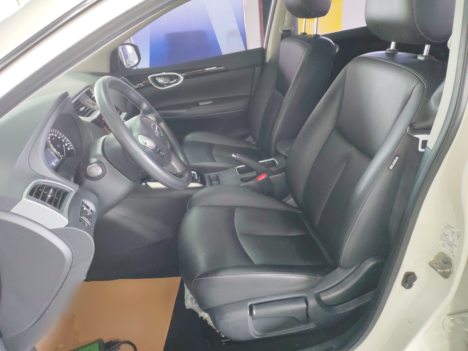 Переднее сиденье в автомобиле