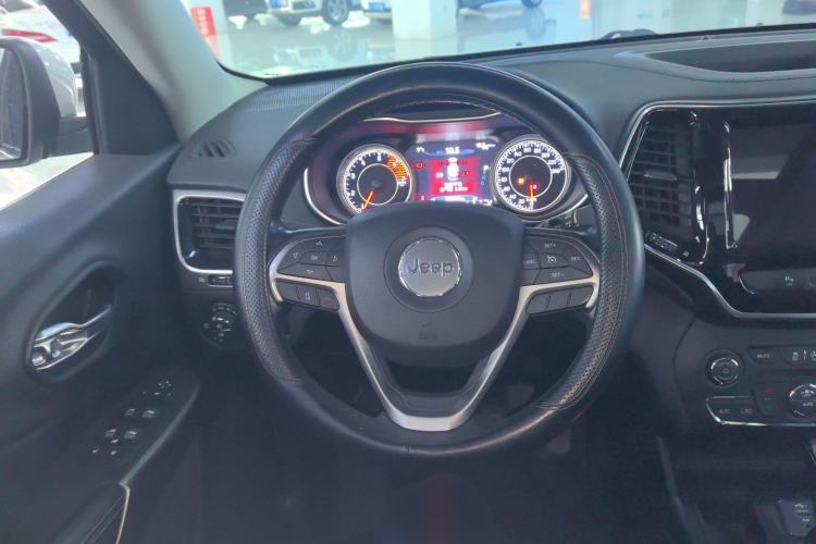 Used Jeep Cherokee 2019 2.0T Two-Wheel Drive Smart Enjoyment Version China V