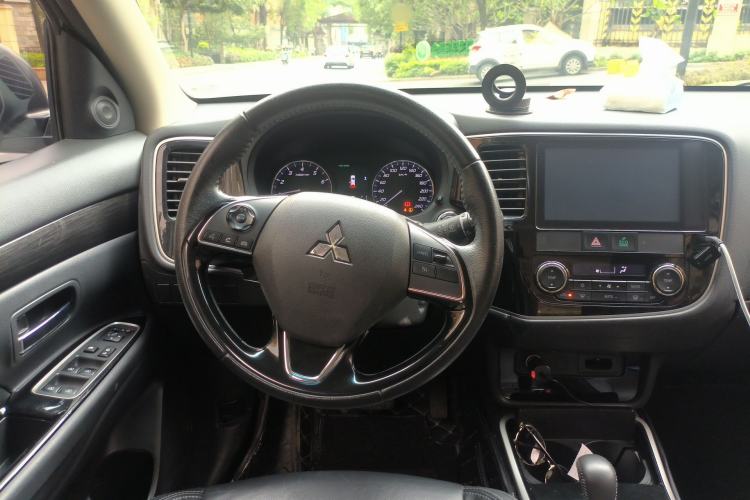 Used Mitsubishi Outlander 2019 2.0L Two-Wheel Drive Comfort Edition 5 Seats China V Standard Steering Wheel