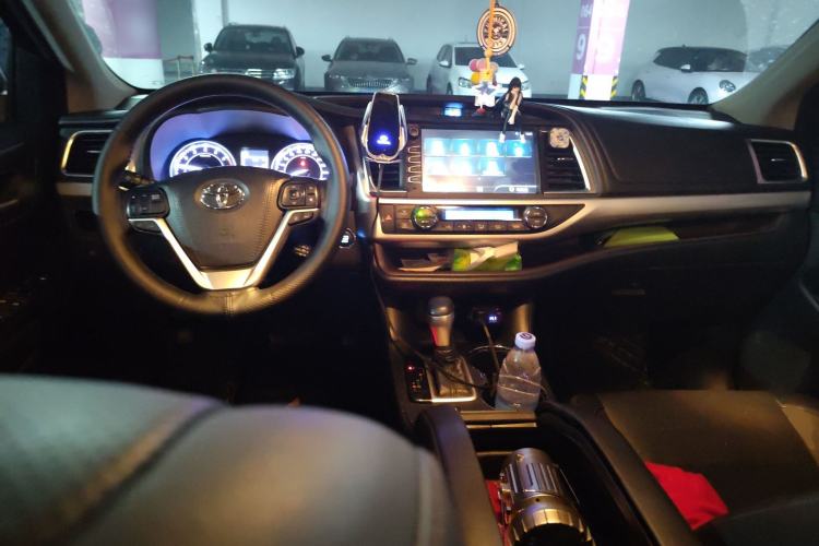 Used Toyota Highlander 2018 2.0T Two-Wheel-Drive Luxury Edition 7 Seats Emission Standard China V
