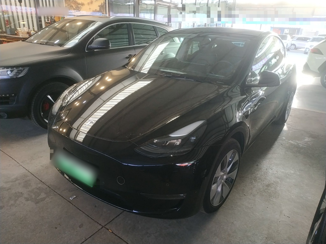 تحت مقدمة السيارة