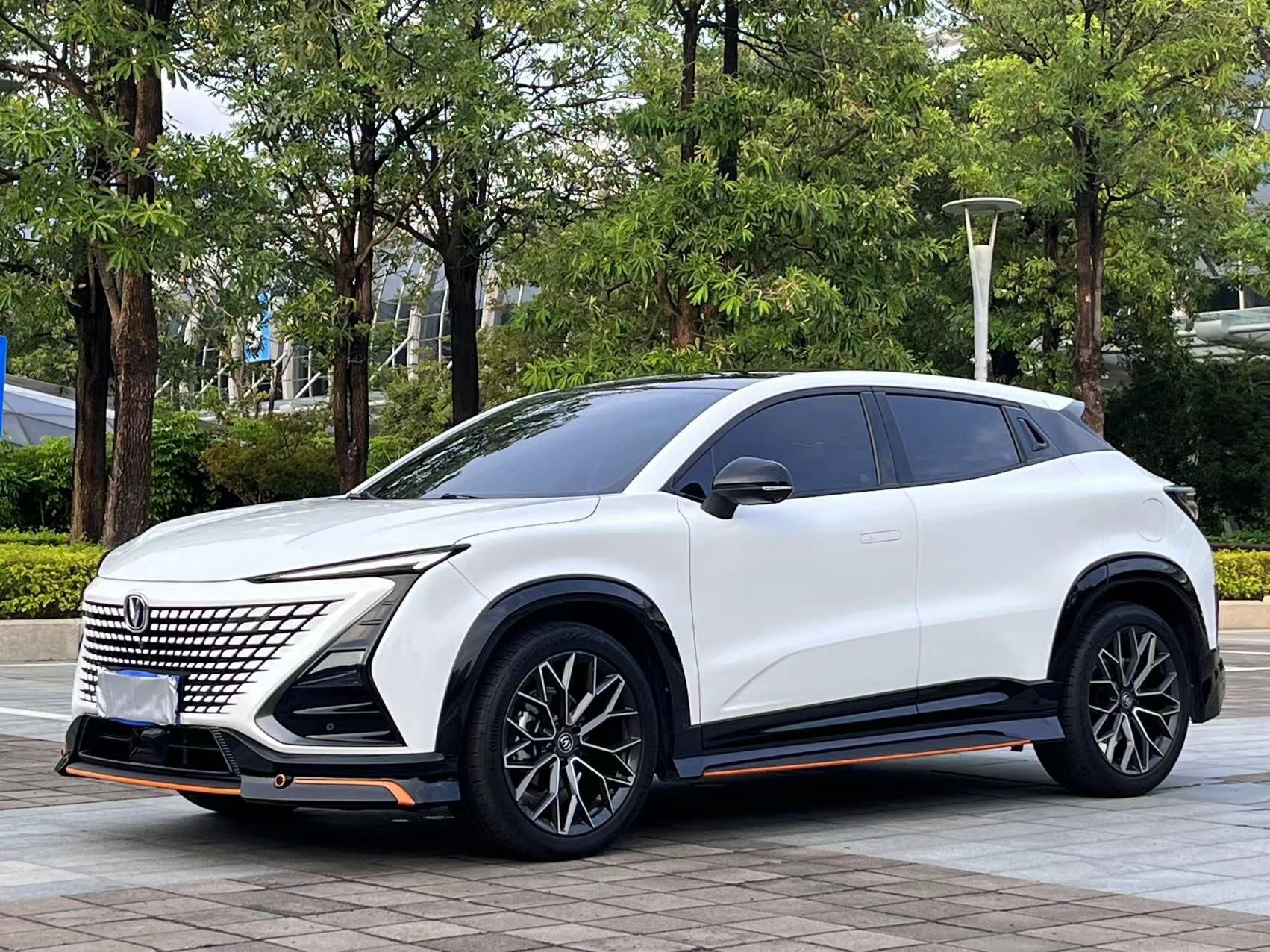 Под передней частью автомобиля