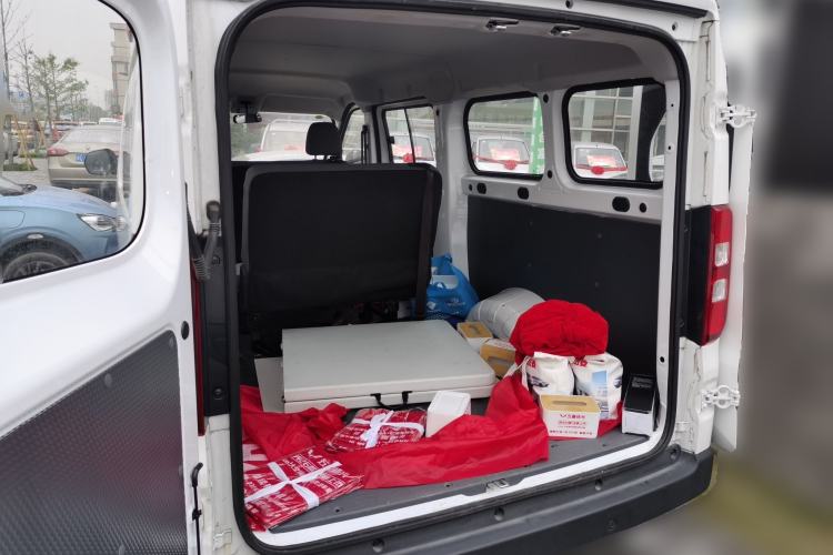 Used Wuling Yangguang 2024 300km Comfort-Grade Passenger Van 60kW Trunk