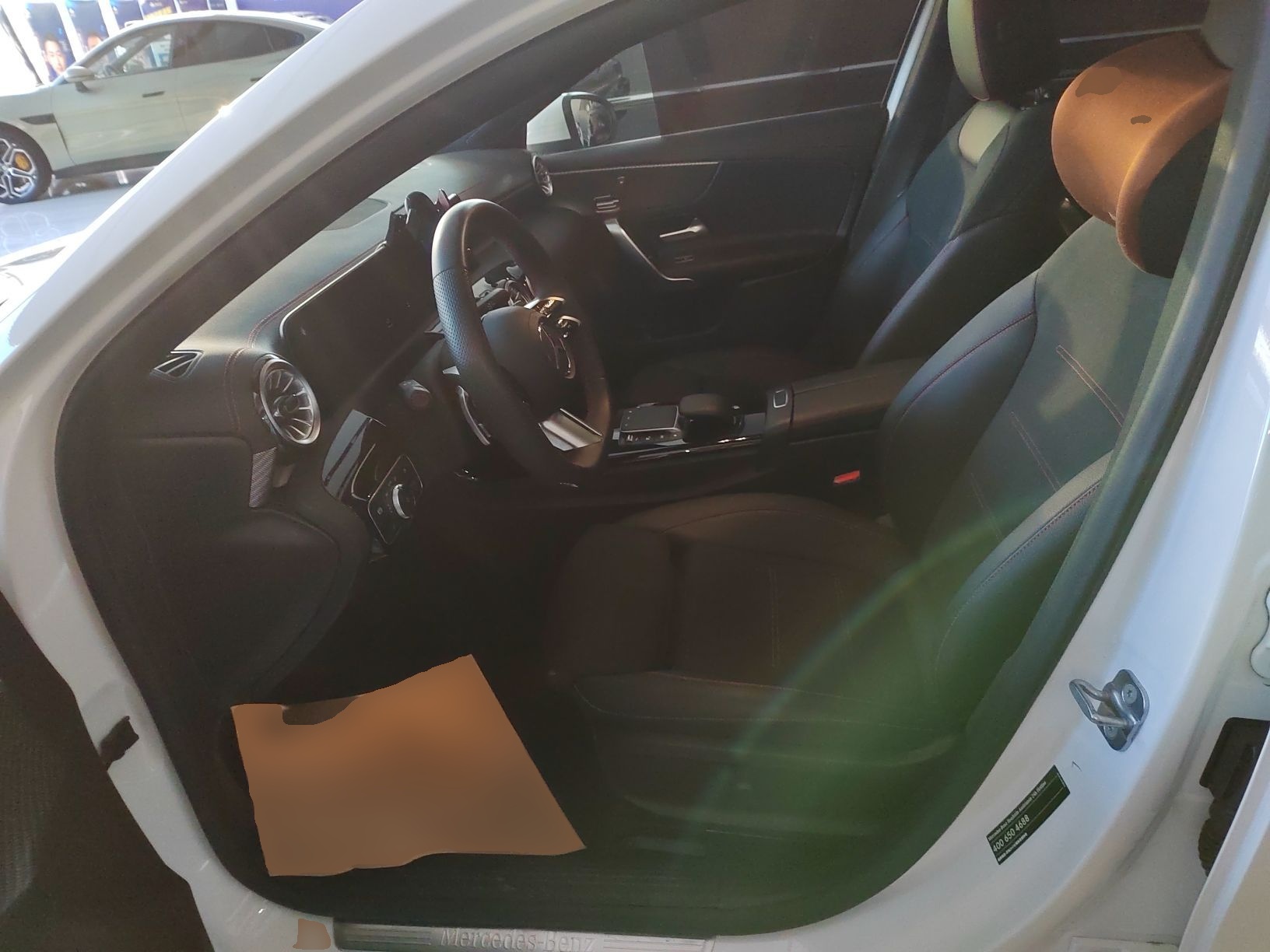 المقاعد الأمامية داخل السيارة