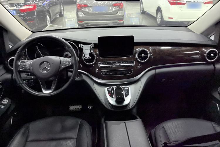 Used Mercedes-Benz V-Class 2017 V 260 L Prestige Extended Edition Center Console