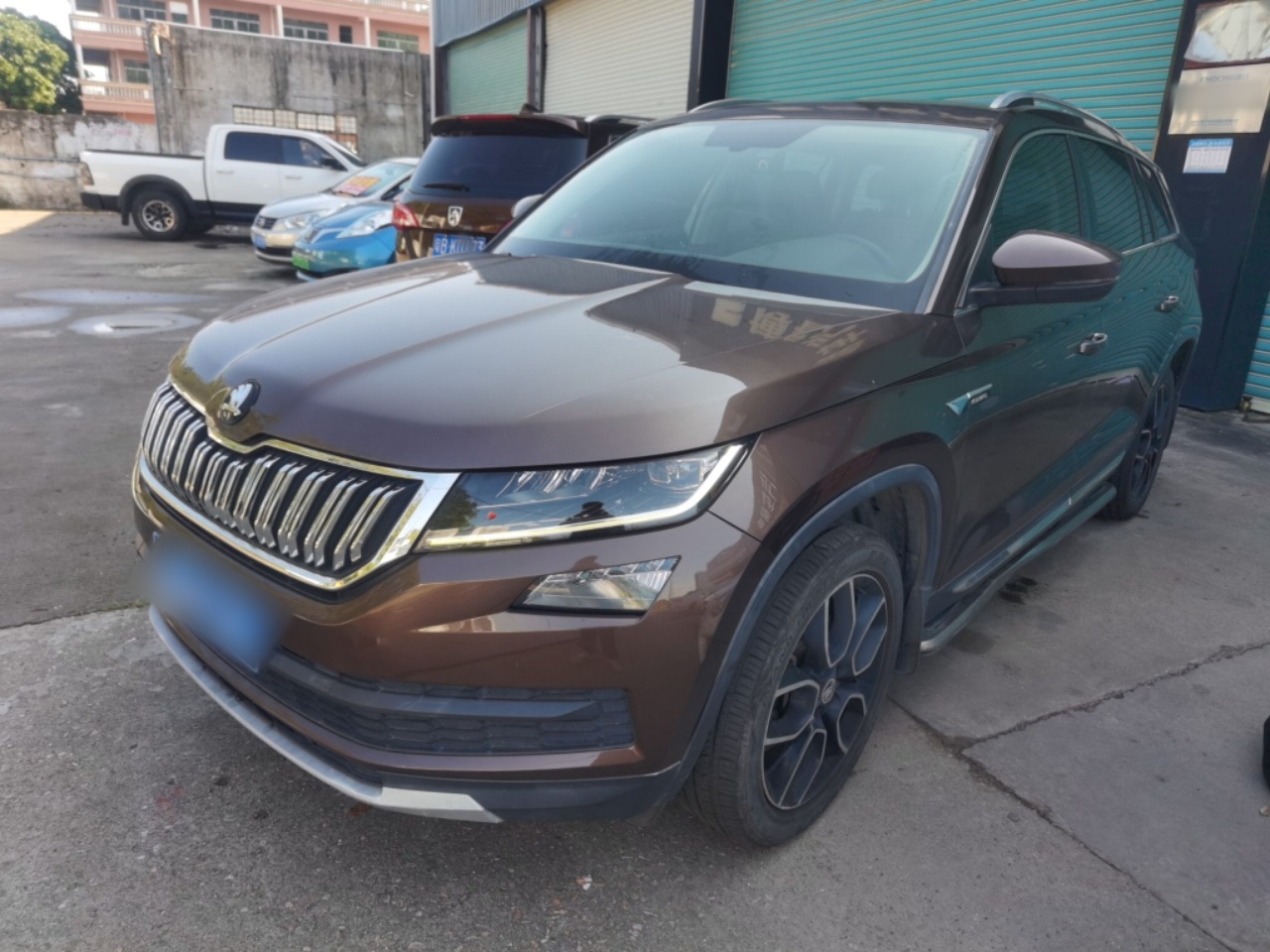 تحت مقدمة السيارة