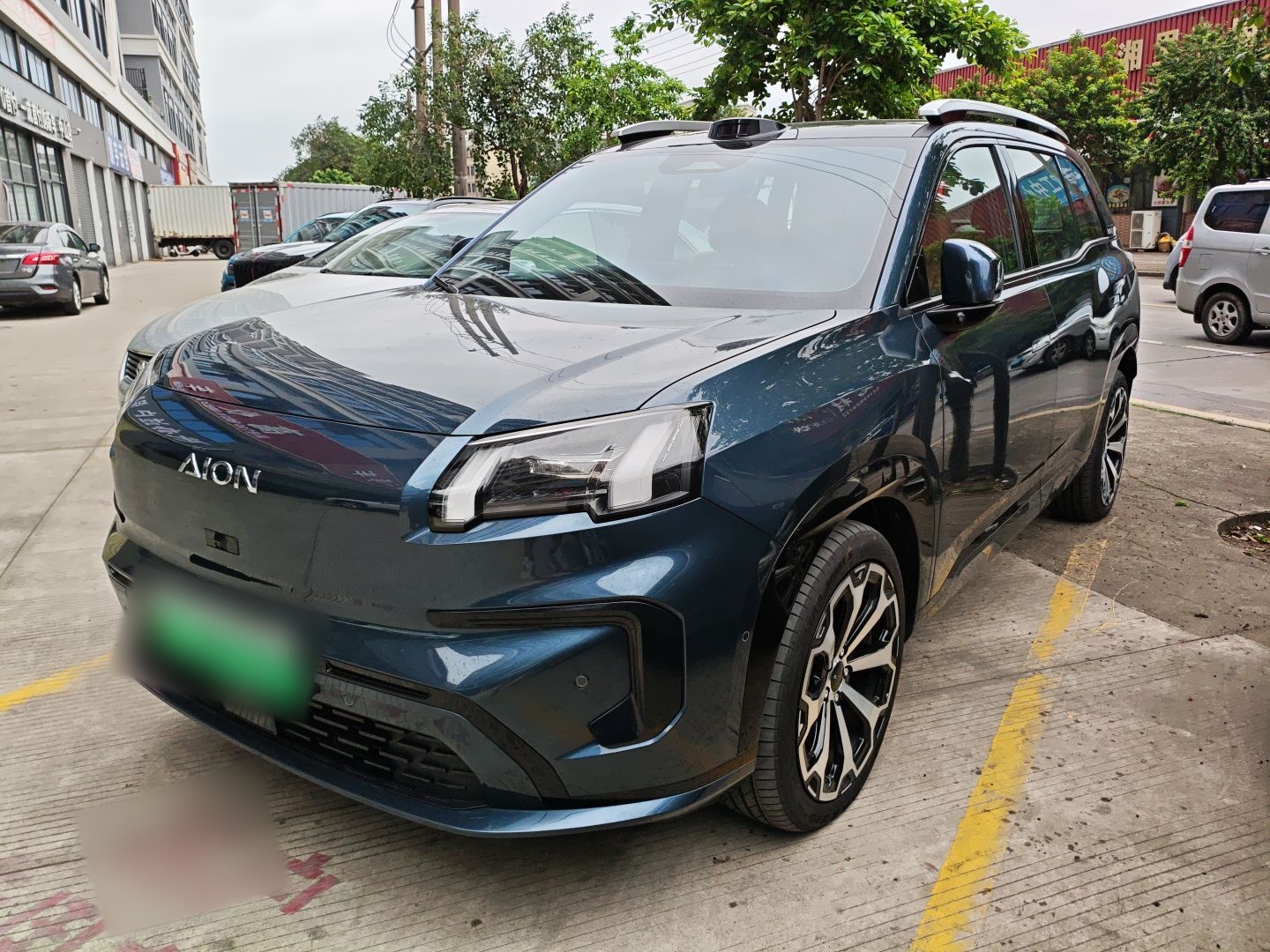 Под передней частью автомобиля