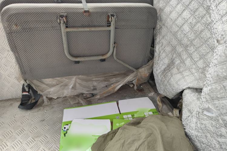 Used Iveco Daily 2020 2.5T A35 Passenger Van with Dual Tires Mid-Roof Design 5-9 Seater Side-Sliding Door China V Emission Standard