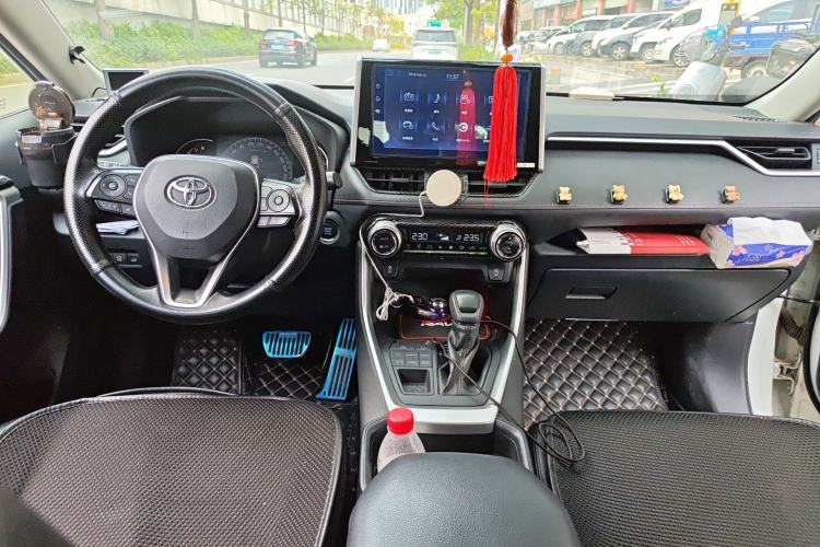 Used Toyota RAV4 2020 2.0L CVT 4x4 Trend Edition Center Console