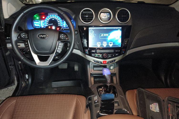 Used BYD S7 2015 2.0T Upgraded Automatic Luxury Version Center Console