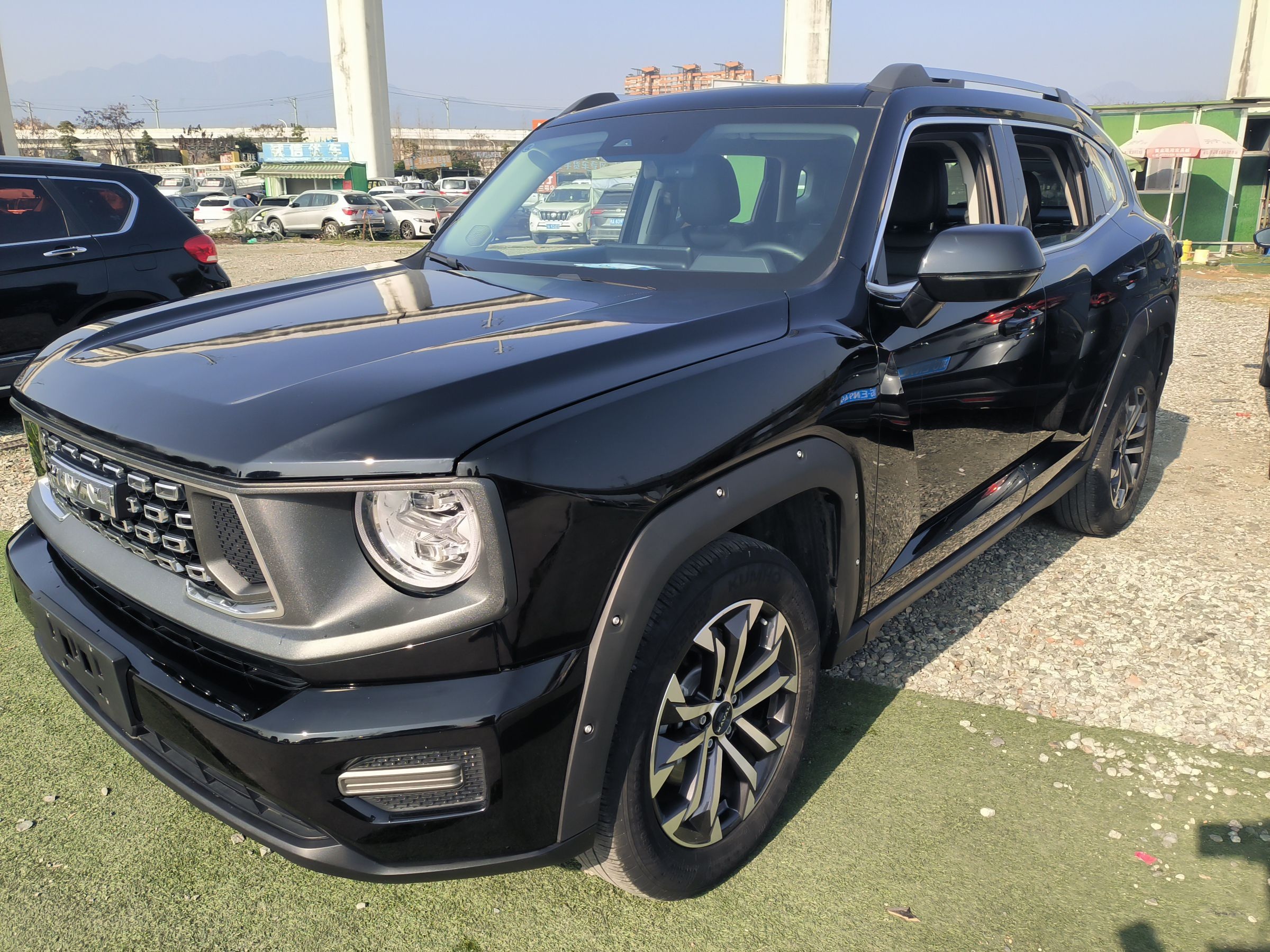 Под передней частью автомобиля