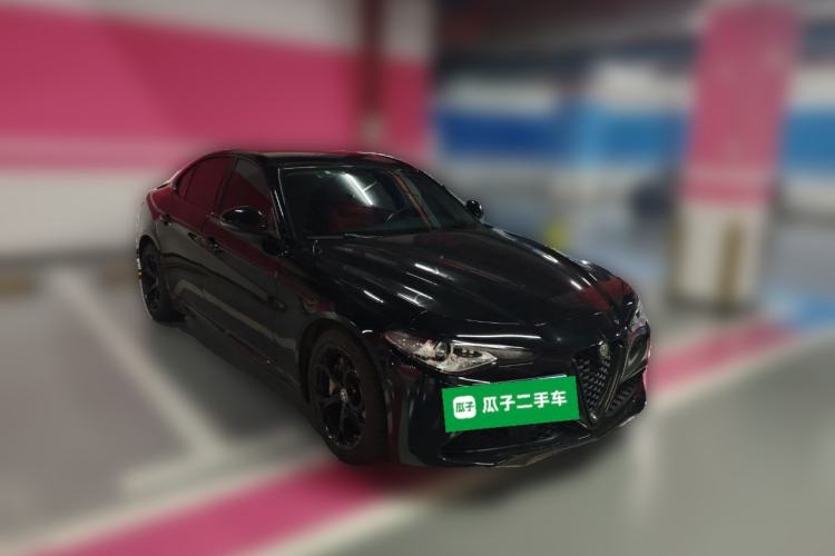 Used Alfa Romeo Giulia 2021 2.0T 280HP Luxury Edition Front Right 45 Deg