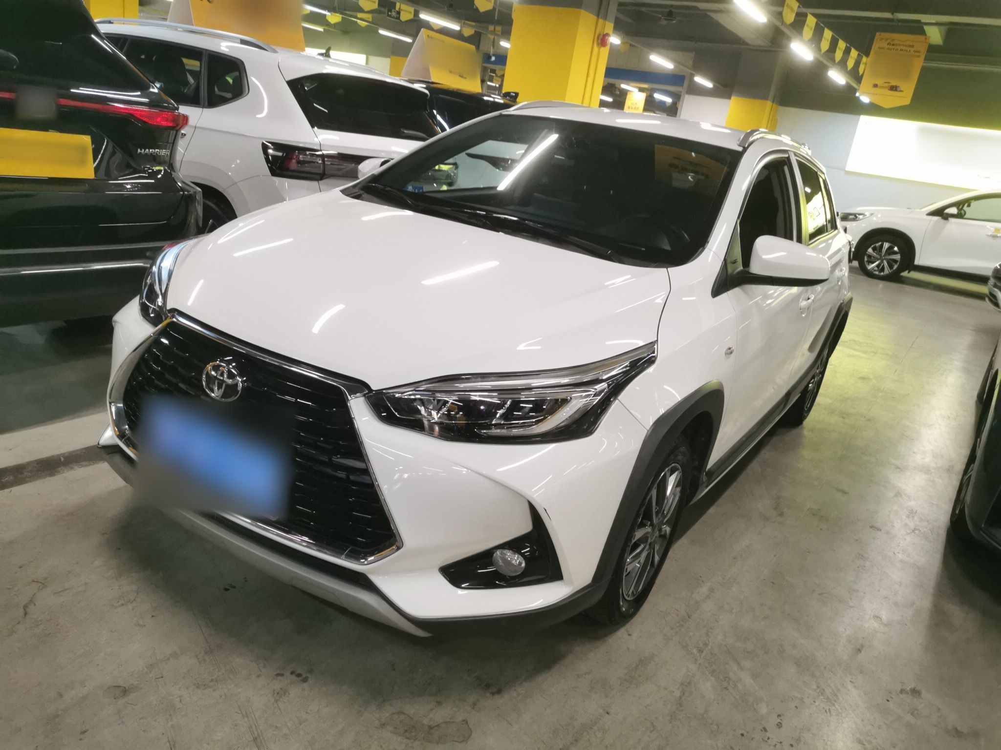 Под передней частью автомобиля