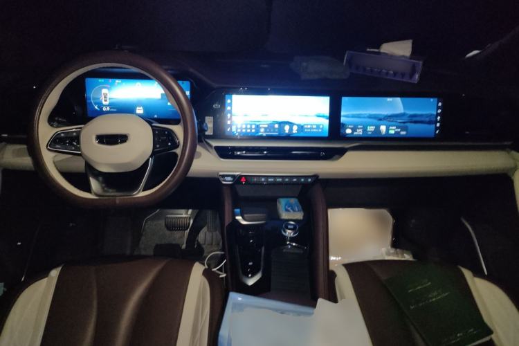 Used Geely Auto Monjaro L 2021 2.0TD DCT EVO Two-Wheel Drive Prestige Version Center Console