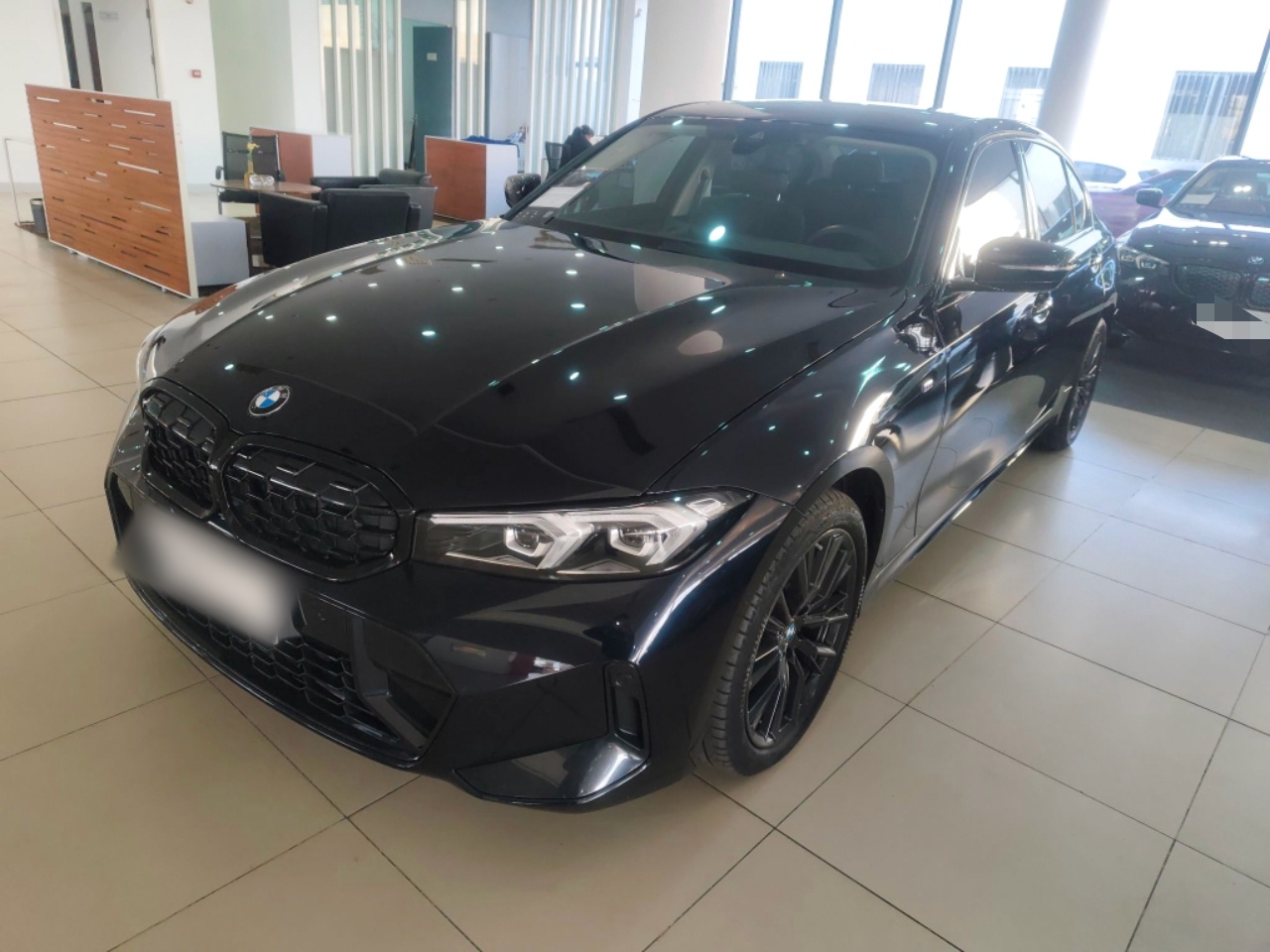 تحت مقدمة السيارة