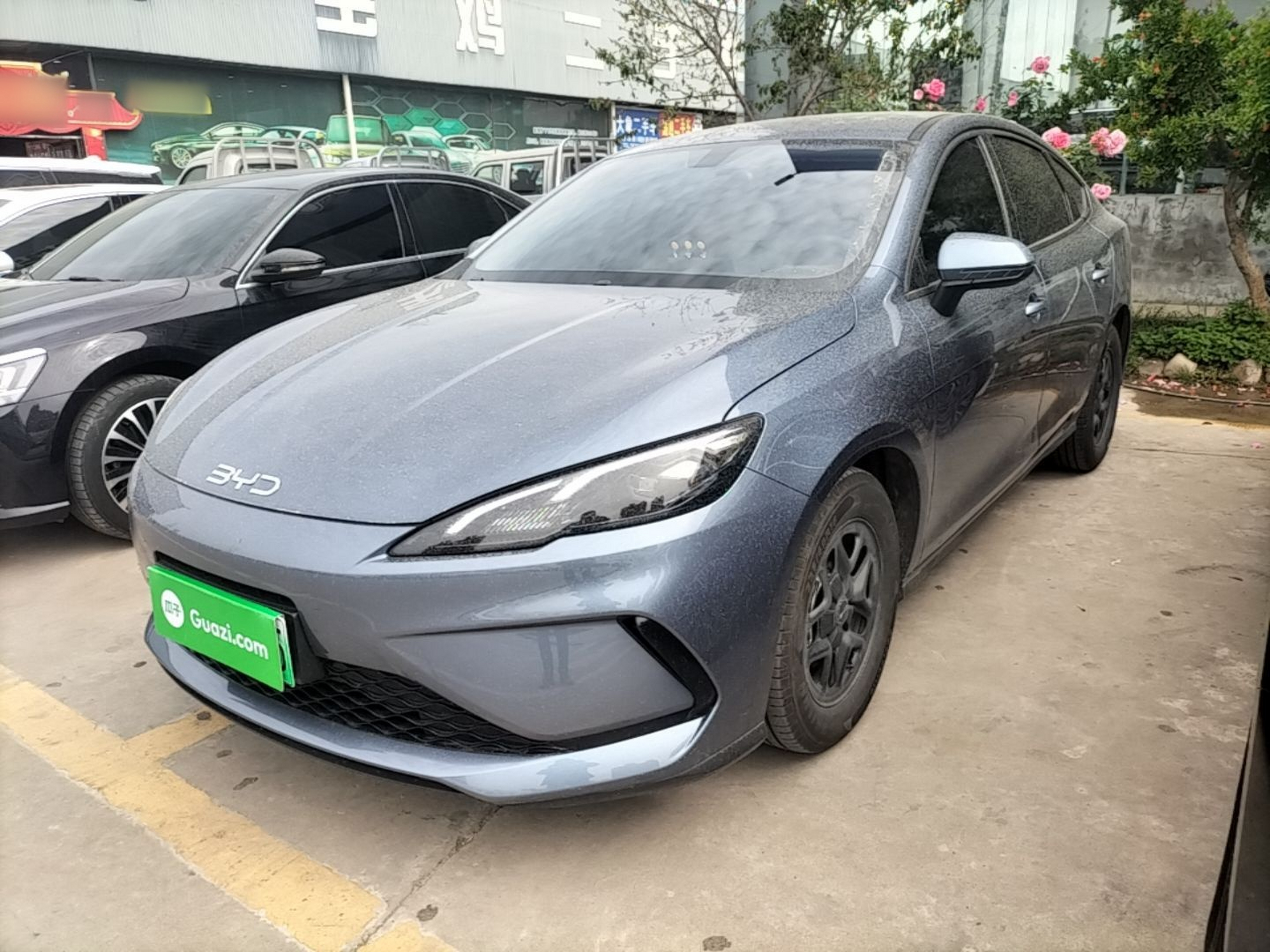 Под передней частью автомобиля