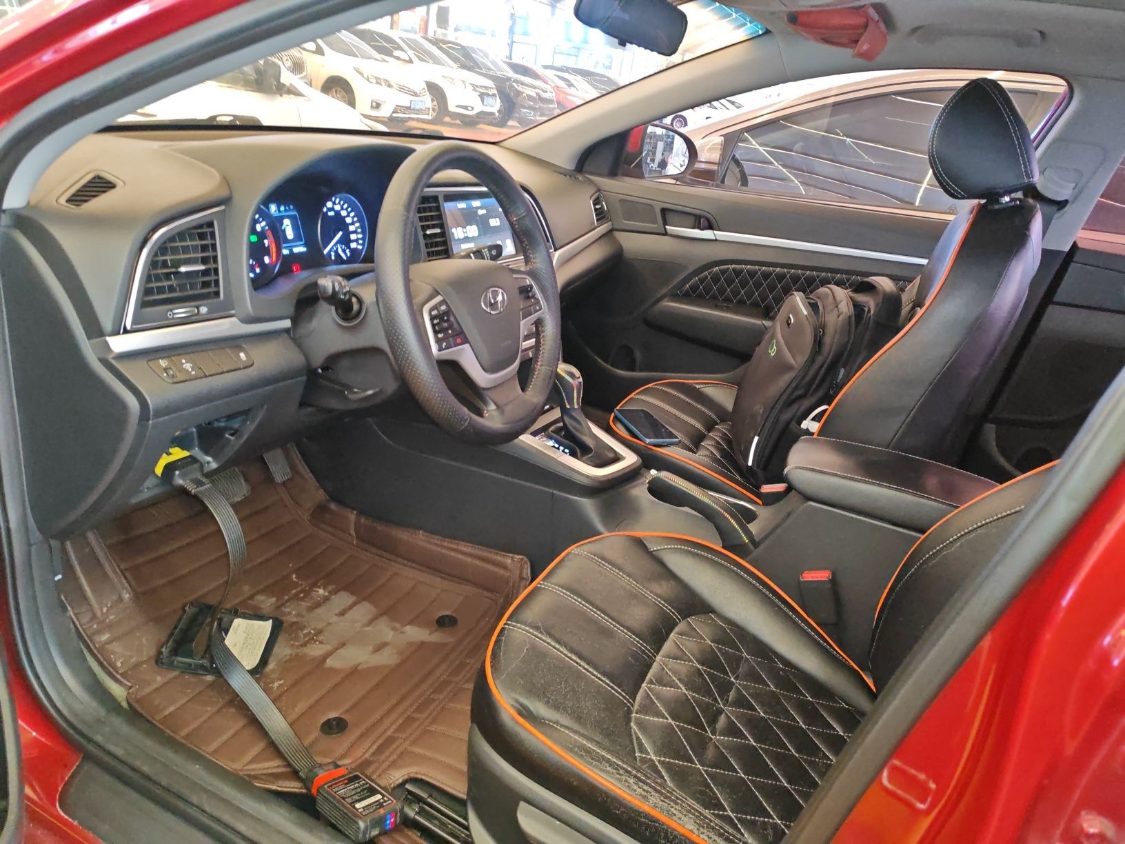 المقاعد الأمامية داخل السيارة