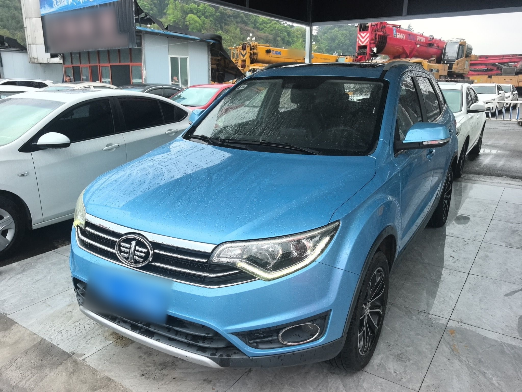 تحت مقدمة السيارة