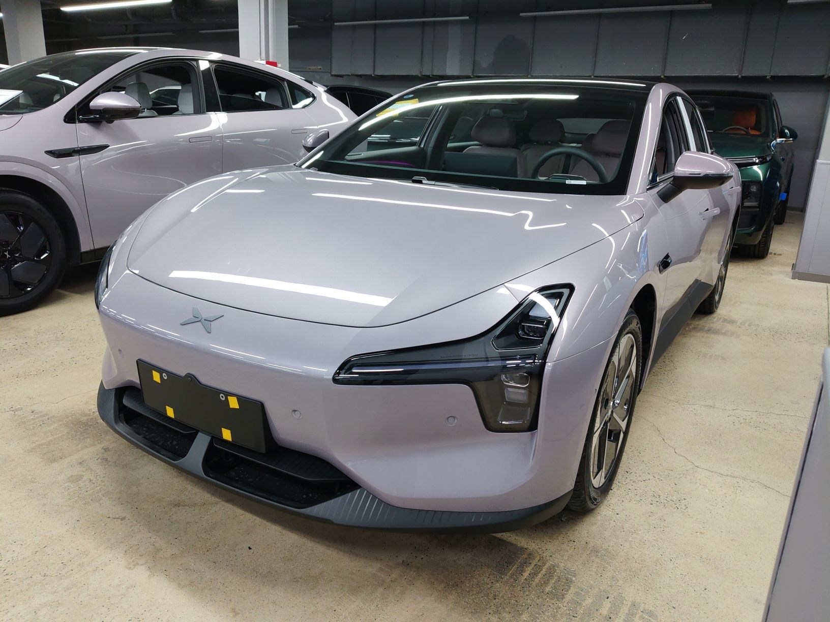 تحت مقدمة السيارة