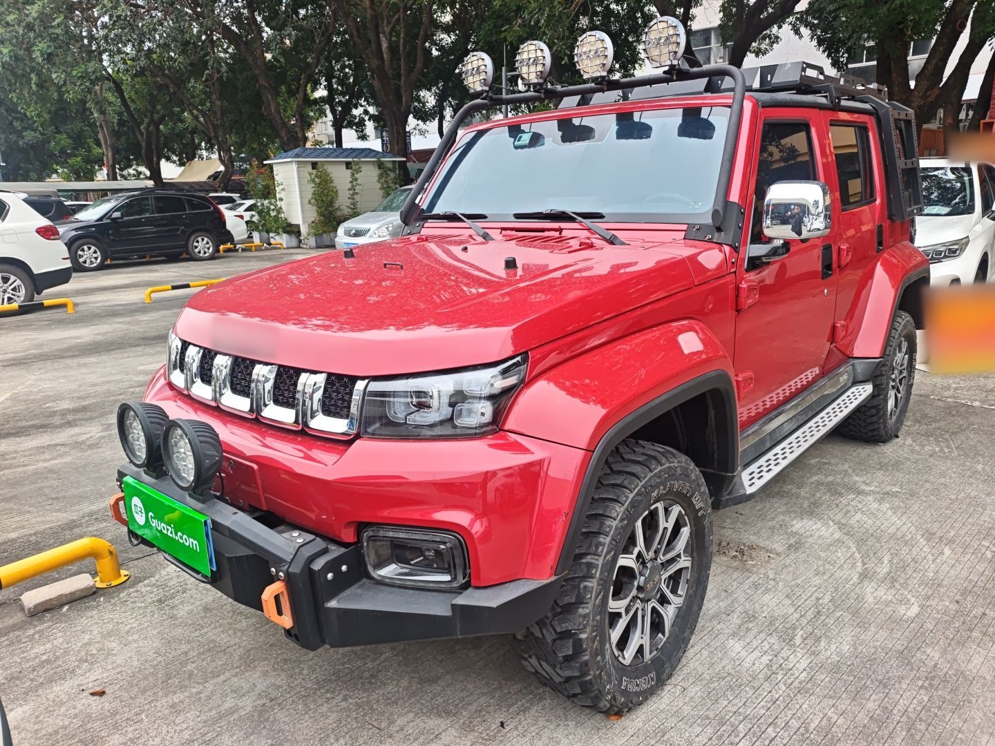 تحت مقدمة السيارة