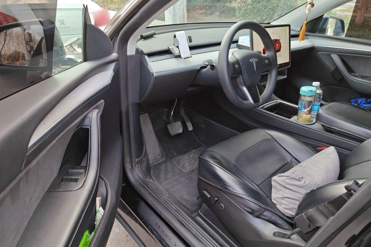 Used Tesla Model Y 2023 Rear-Wheel-Drive Version Interior 3