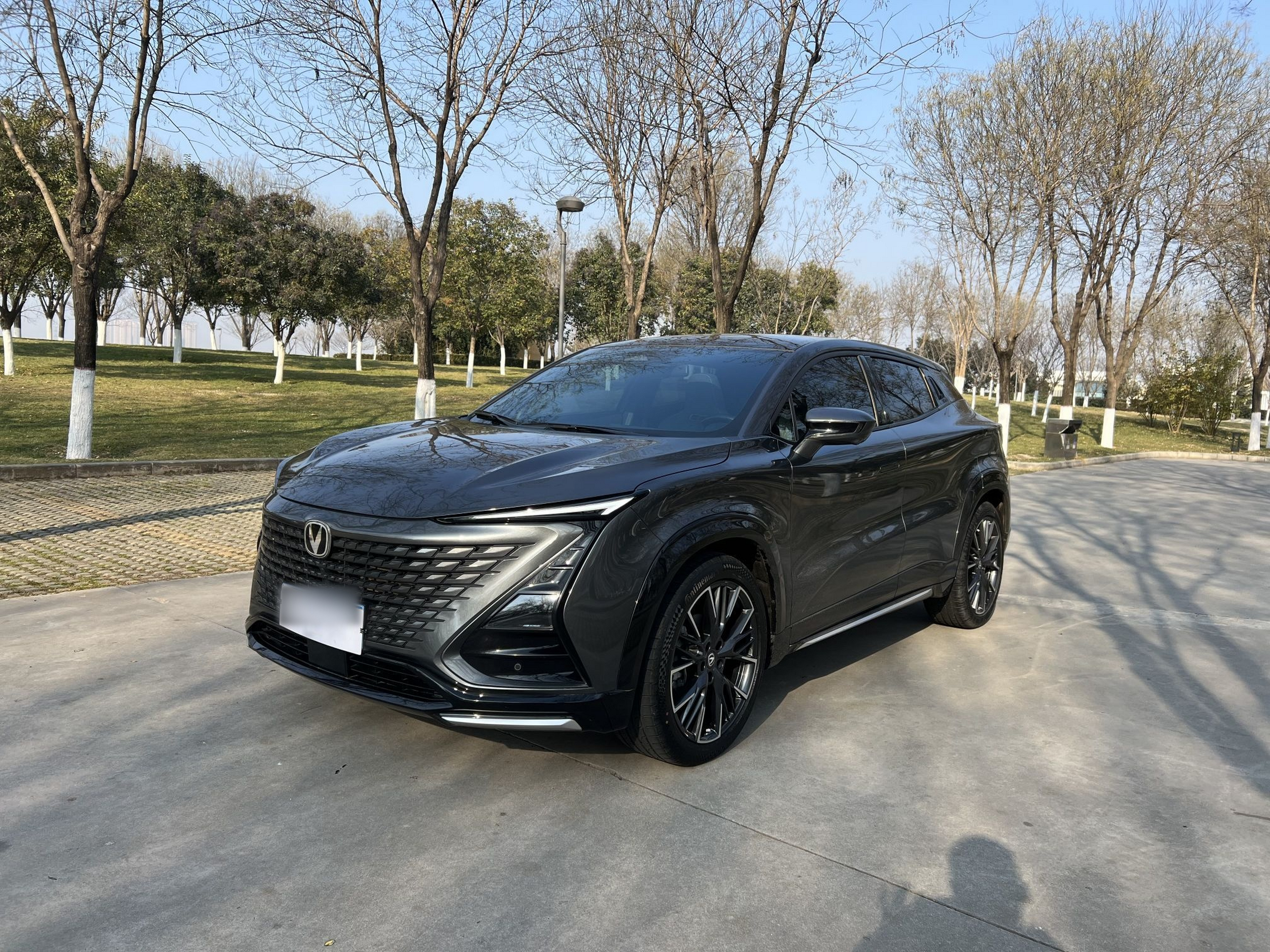 Под передней частью автомобиля