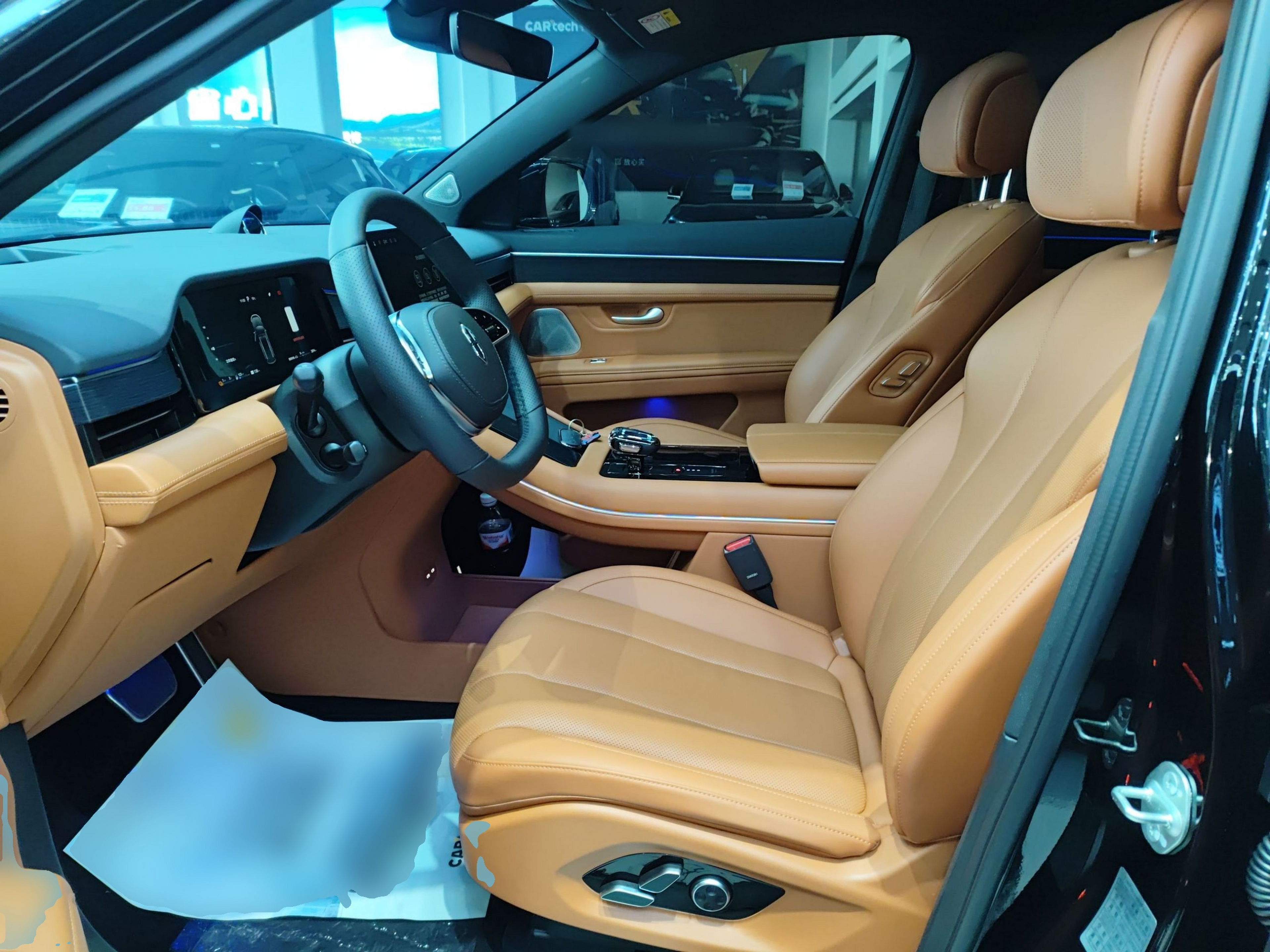 المقاعد الأمامية داخل السيارة