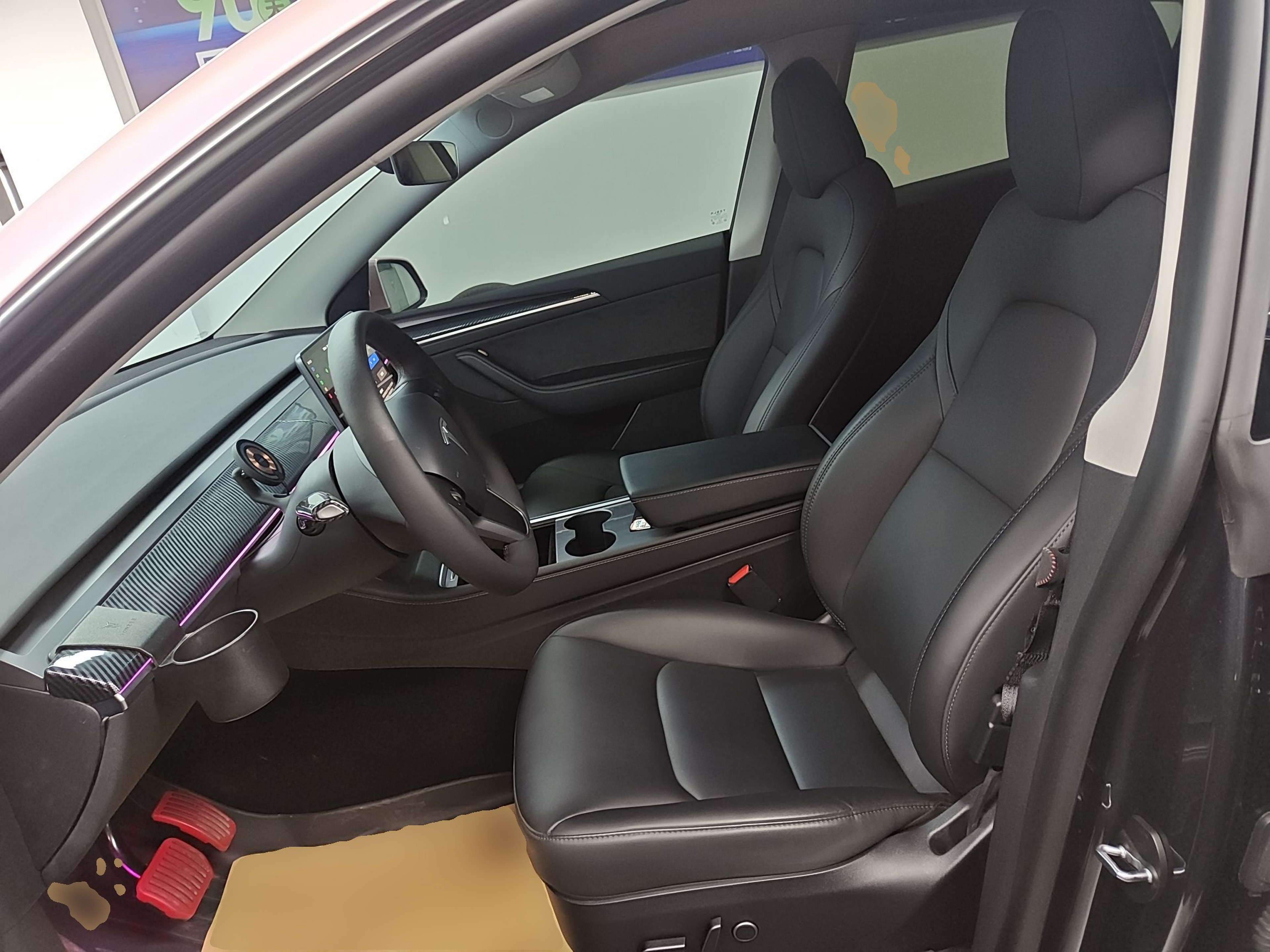 المقاعد الأمامية داخل السيارة