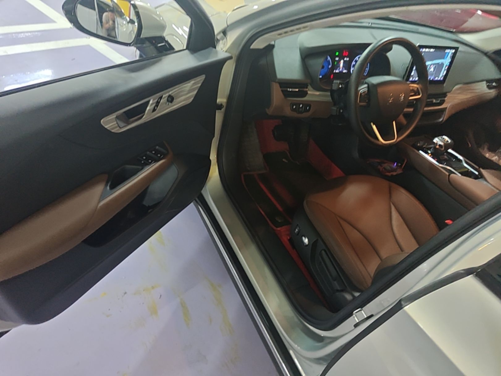 Hongqi E-QM5 2024 610 km PLUS — снимка 18