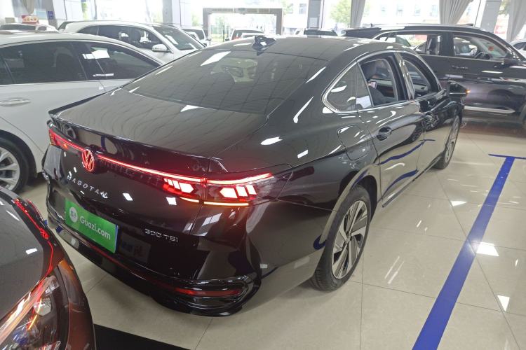 Used Volkswagen Magotan 2024 300TSI DSG Prestige Edition—A Real Eye-Catcher Rear Right 45 Deg