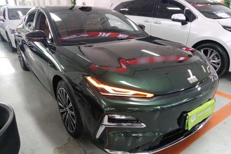 Used Geely Galaxy 8 2025 130km EM-P Starship Edition Front Right 45 Deg