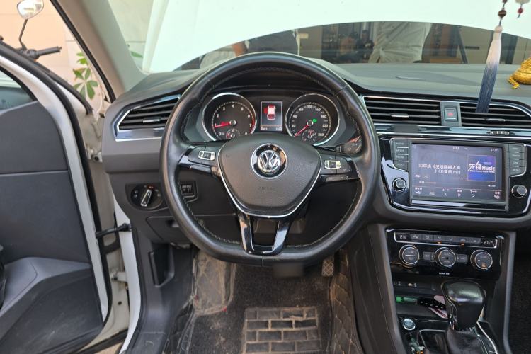 Used Volkswagen Tiguan L 2017 330TSI Automatic Two-Wheel Drive Luxury Edition Steering Wheel