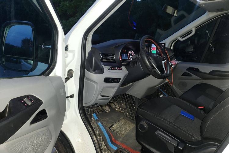 Used SAIC MAXUS Xintu V90 2024 ZhiJie 2.0T Manual Front-Wheel-Drive Short Wheelbase Mid-Roof Design with Single Rear Tire—5/6 Seater