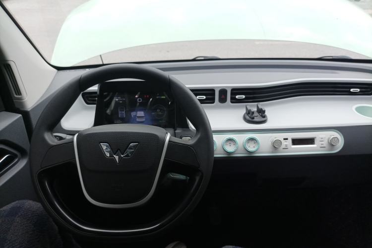 Used Wuling Hongguang MINIEV 2021 Macaron Sandwich Model 120 km Lithium Iron Phosphate
