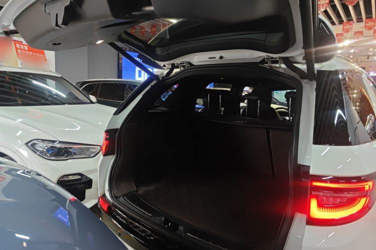 Used Land Rover Discovery Sport 2023 249 PS R-Dynamic S Performance Edition Trunk