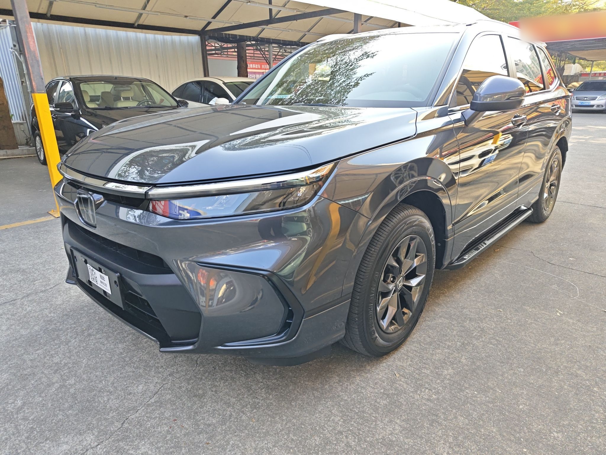 تحت مقدمة السيارة