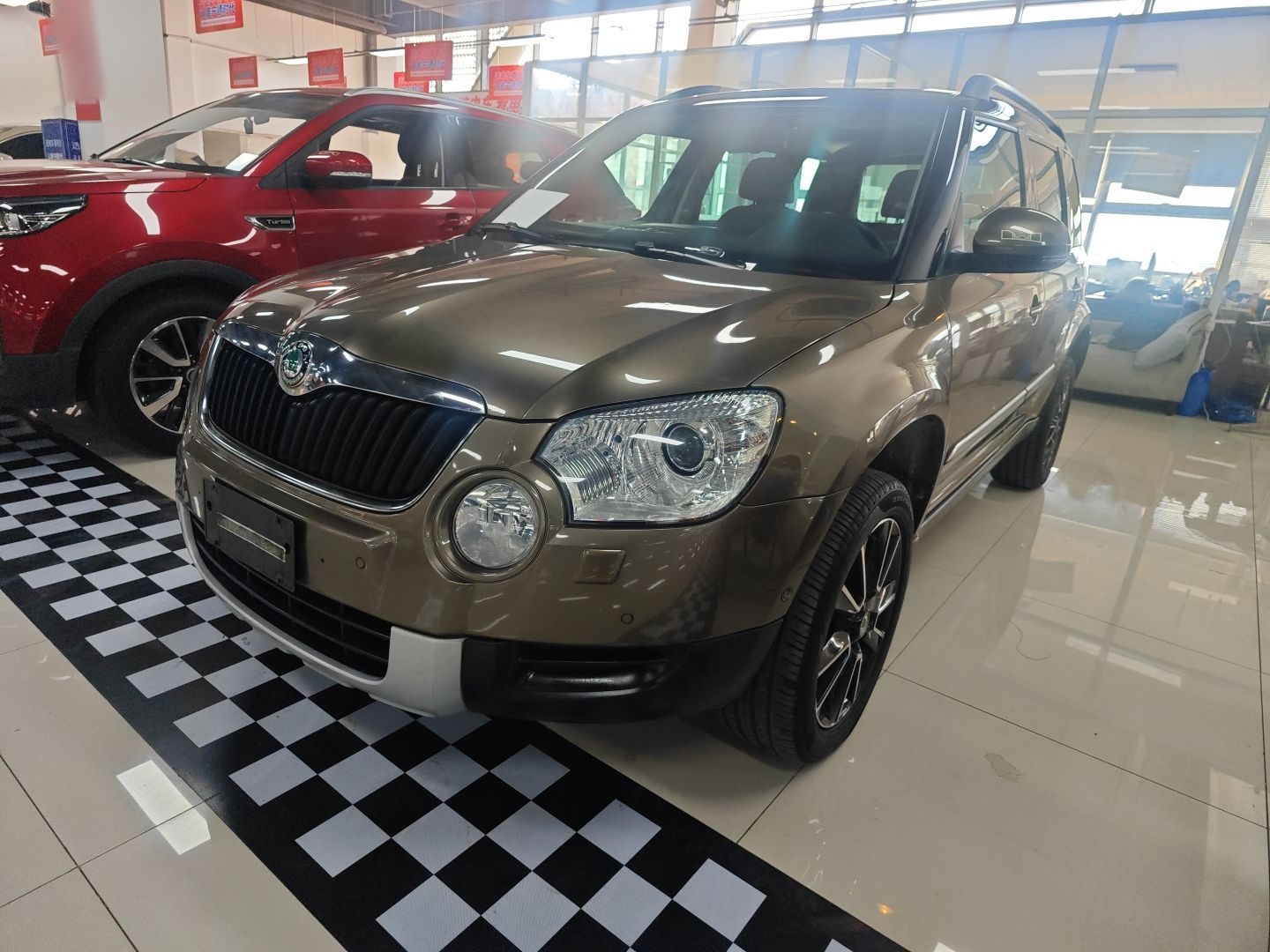 تحت مقدمة السيارة