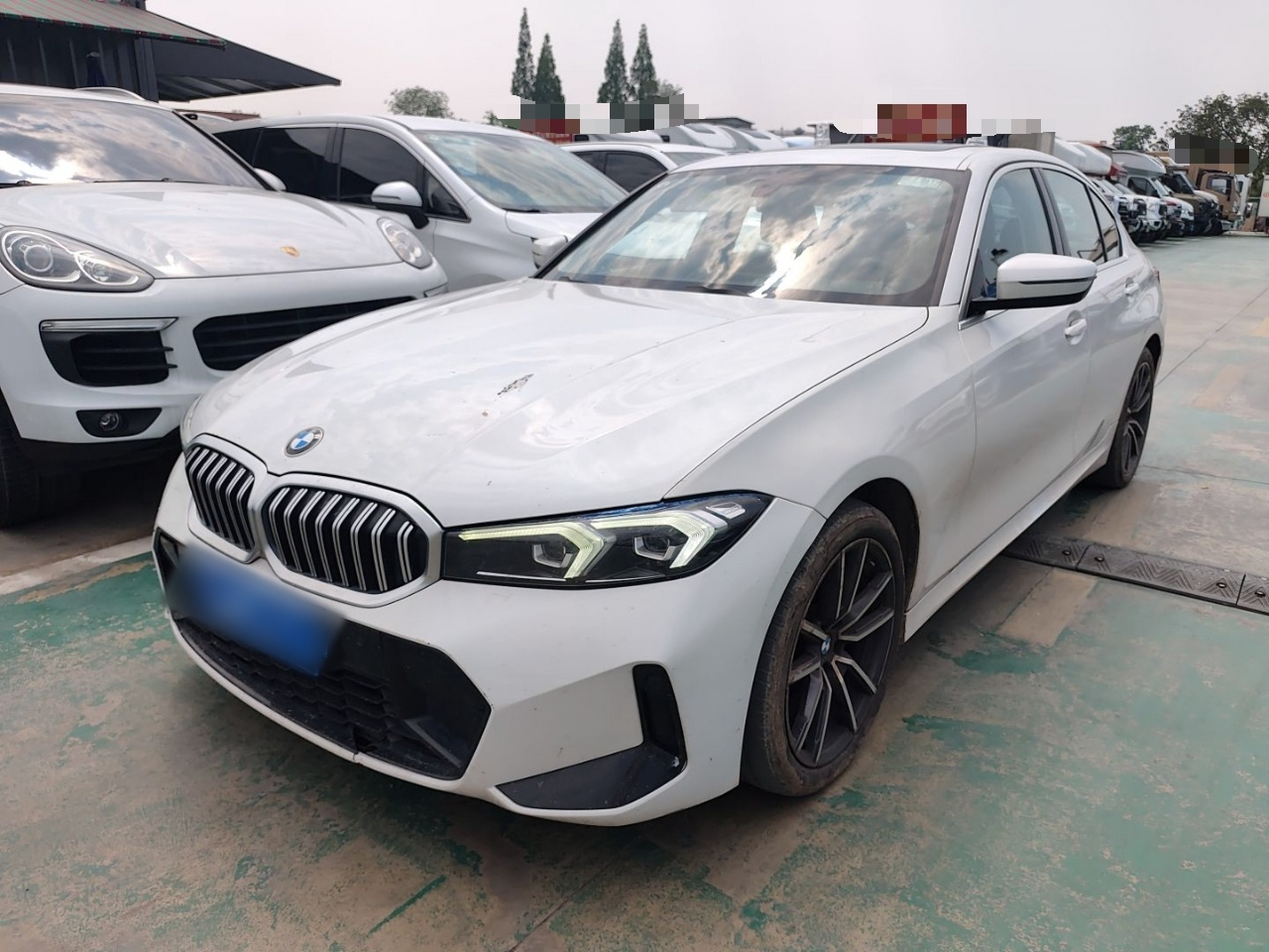 تحت مقدمة السيارة