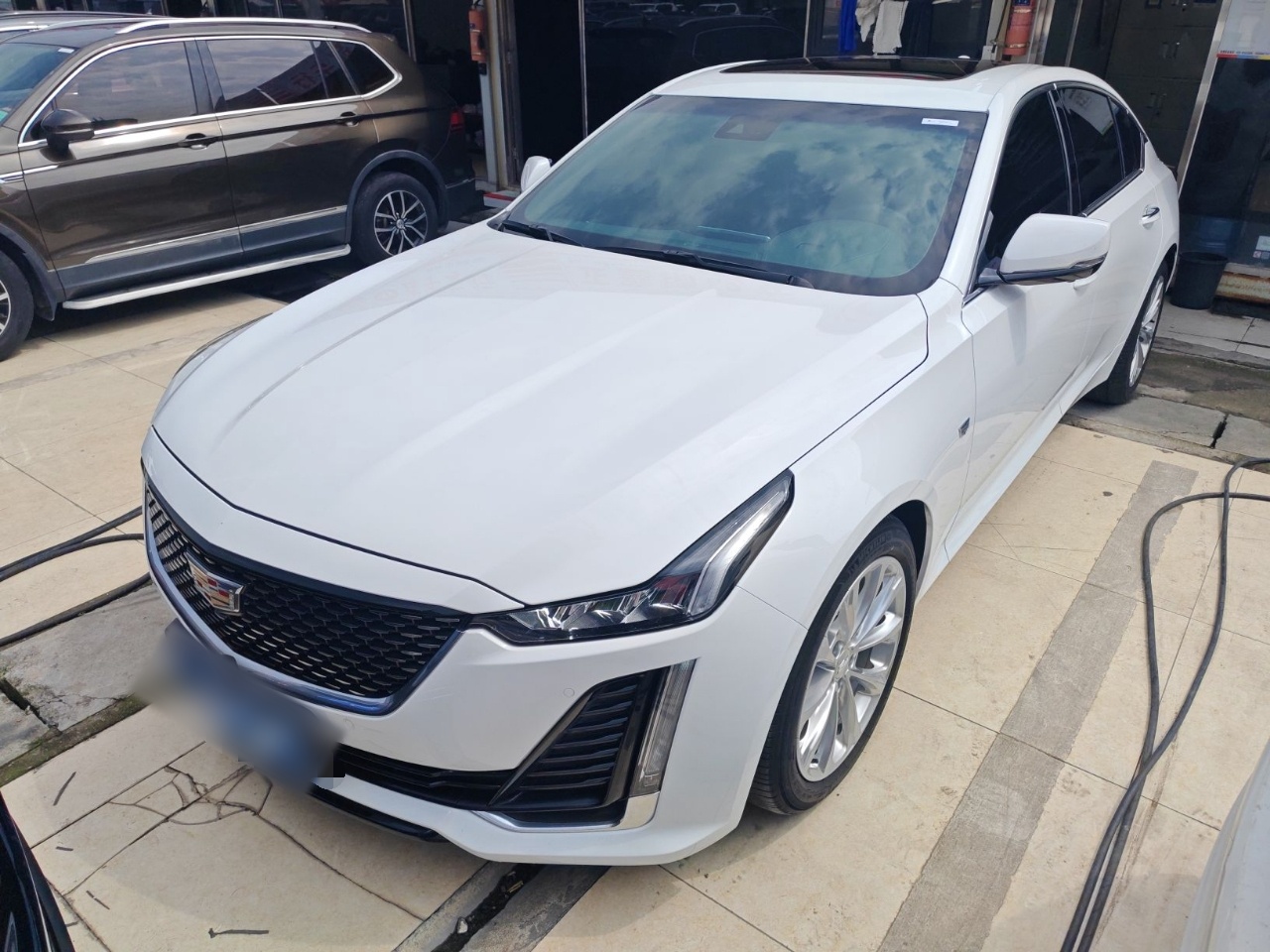 تحت مقدمة السيارة