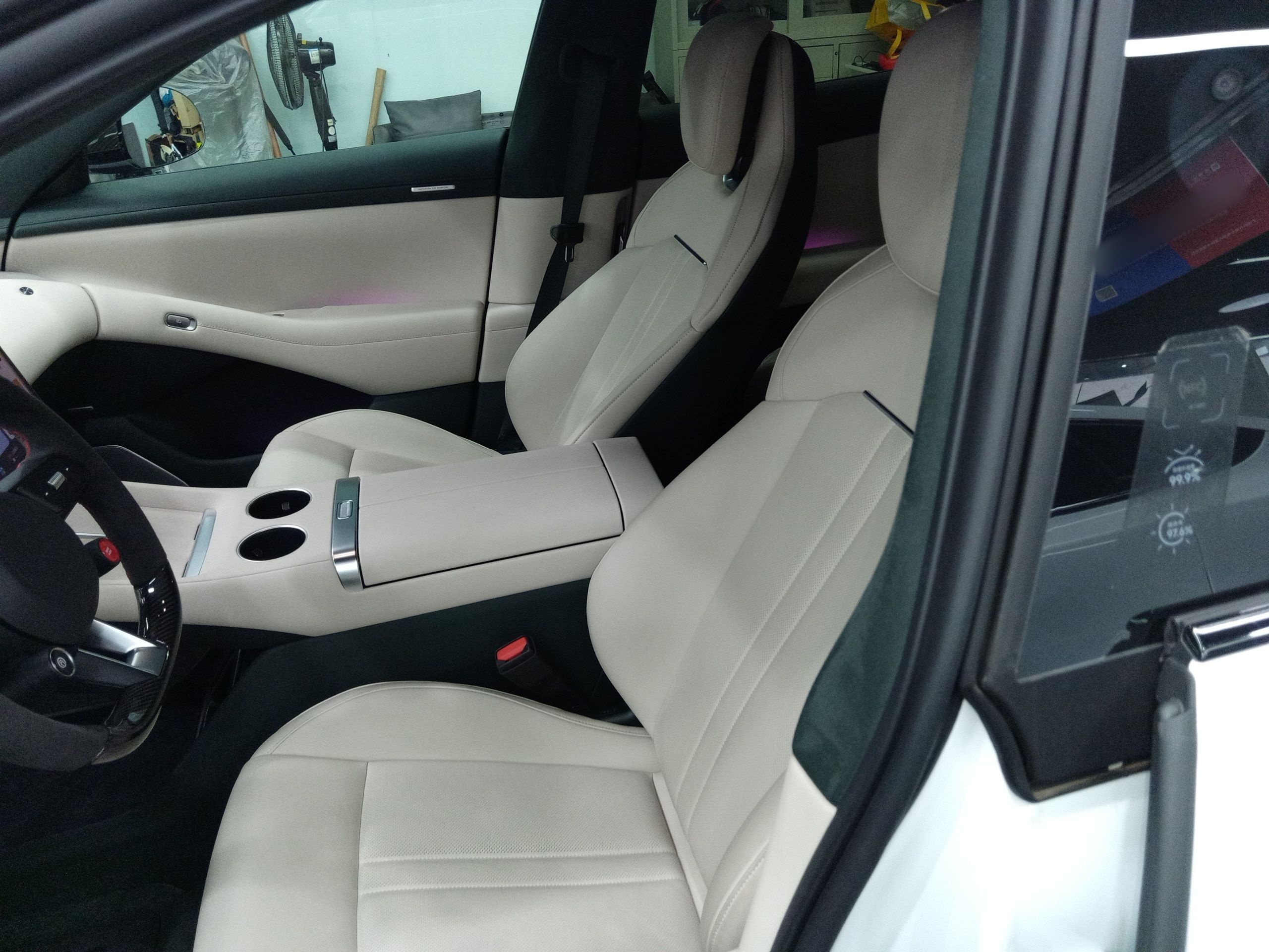 المقاعد الأمامية داخل السيارة