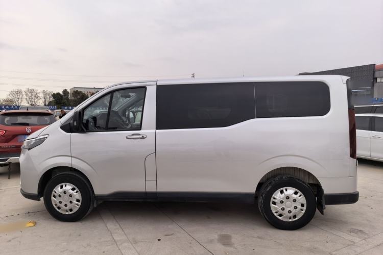 Used SAIC MAXUS Xintu V70 2023 2.0T Elite Edition Manual Transmission Short Wheelbase Low Roof 5/6 Seats (125 hp)