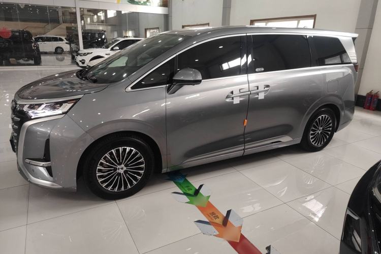 Used Denza D9 2022 DM-i 1040 Prestige Model