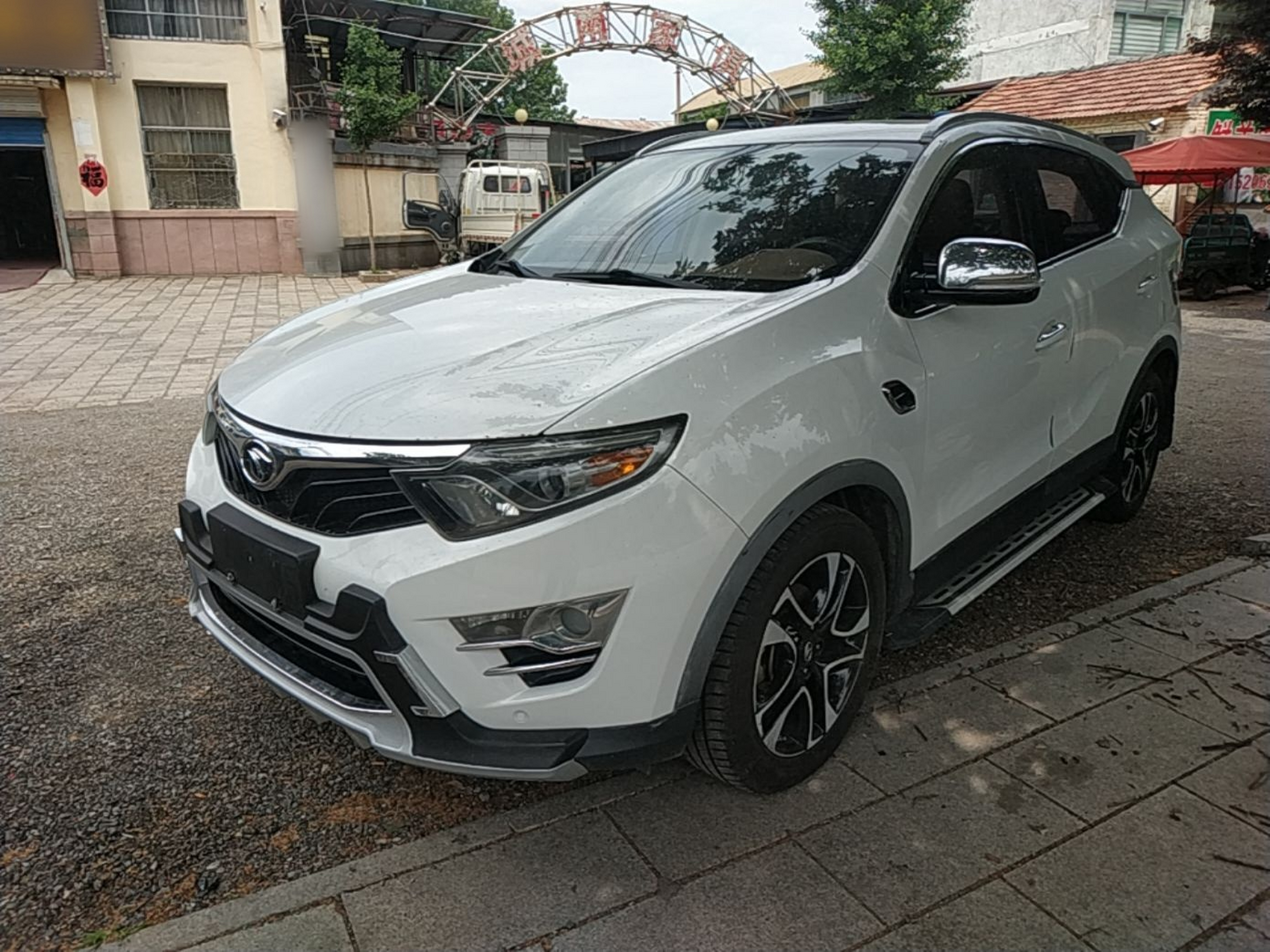 Под передней частью автомобиля