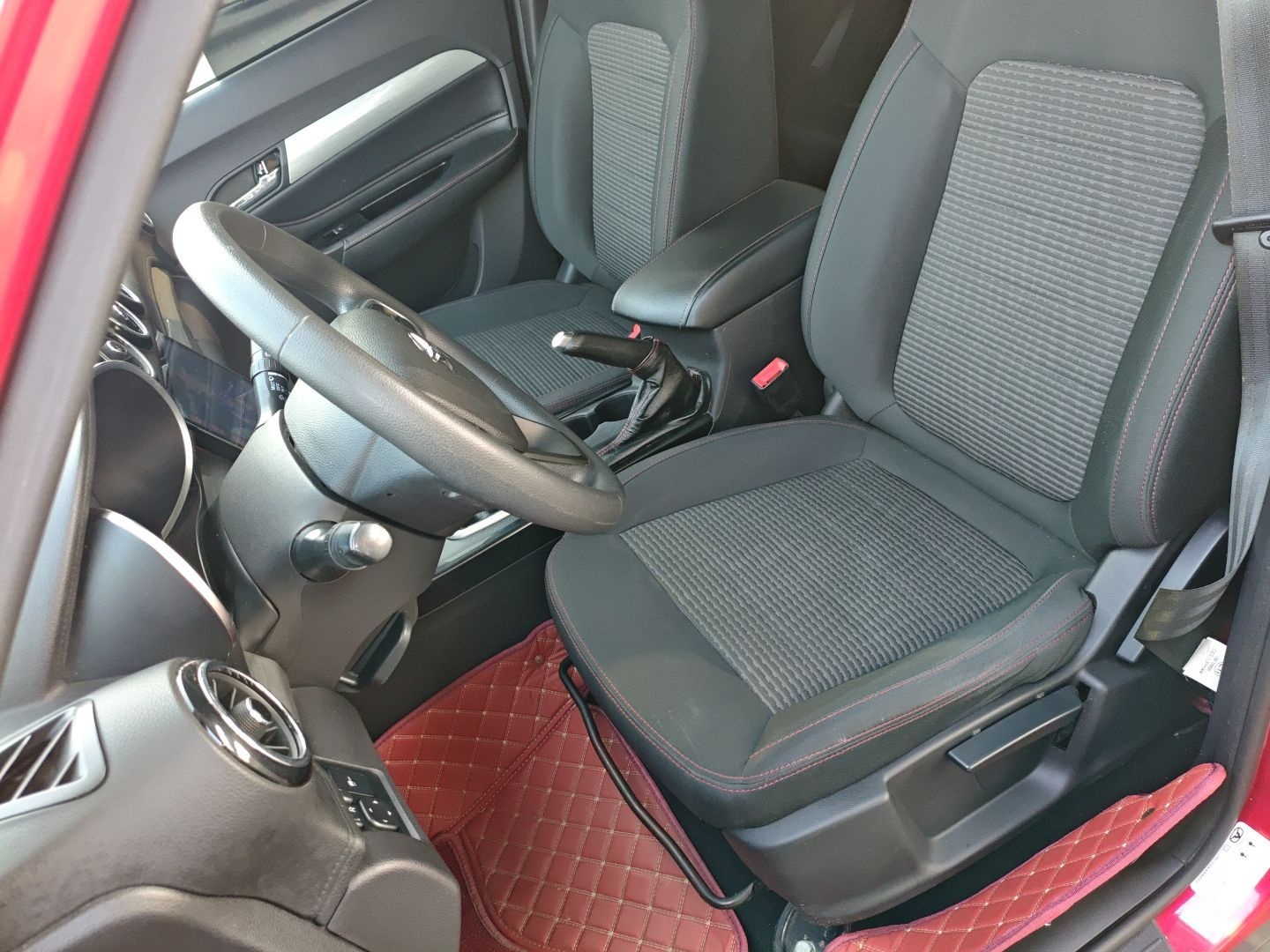 المقاعد الأمامية داخل السيارة