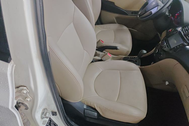 Used Hyundai Verna (older generation) 2014 1.4L Automatic Leading-Edge GLX Right Front Seat